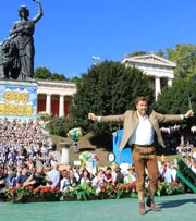 Kreisverwaltungsreferent Dr. Thomas Böhle dirigierte den Laridah Marsch  - Standkonzert der Oktoberfestkapellen vor der Bavaria am 29.09.2019 (©Foto: Martin Schmitz)